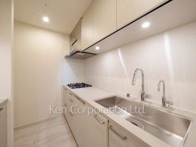 TAKANAWA GATEWAY CITY RESIDENCEの写真 キッチン※画像は同タイプの1009号室（SPタイプ・スノーグレージュ）です。階数・カラータイプが異なる場合があります。 ※10階の同じ間取タイプを撮影。仕様が異なることがあります。