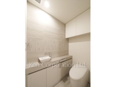 TAKANAWA GATEWAY CITY RESIDENCEの写真 トイレ※画像は同タイプの1009号室（SPタイプ・スノーグレージュ）です。階数・カラータイプが異なる場合があります。 ※10階の同じ間取タイプを撮影。仕様が異なることがあります。