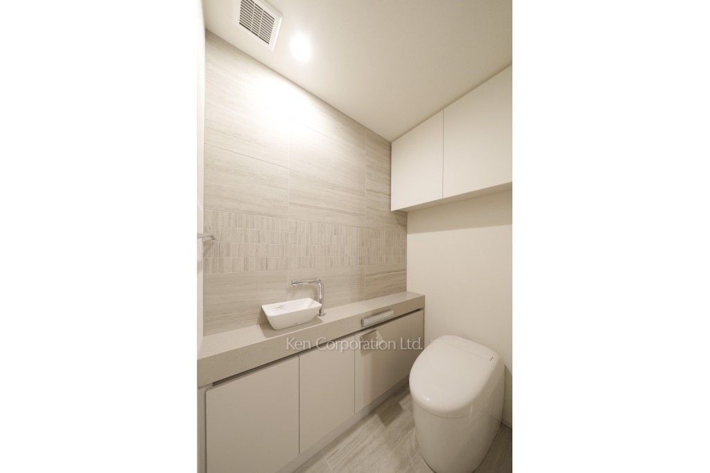 TAKANAWA GATEWAY CITY RESIDENCEの写真 トイレ※画像は同タイプの1009号室（SPタイプ・スノーグレージュ）です。階数・カラータイプが異なる場合があります。 ※10階の同じ間取タイプを撮影。仕様が異なることがあります。