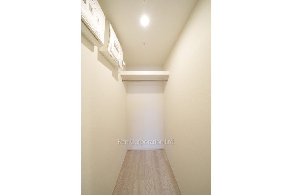 TAKANAWA GATEWAY CITY RESIDENCEの写真 ウォークインクローゼット※画像は同タイプの1009号室（SPタイプ・スノーグレージュ）です。階数・カラータイプが異なる場合があります。 ※10階の同じ間取タイプを撮影。仕様が異なることがあります。