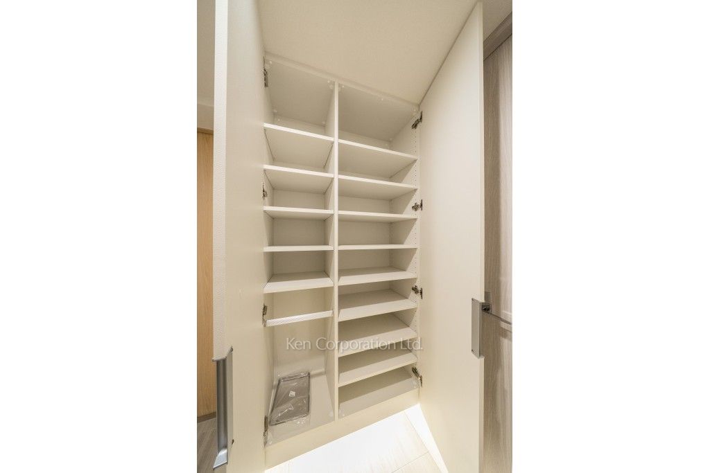 TAKANAWA GATEWAY CITY RESIDENCEの写真 シューズクローゼット※画像は同タイプの1009号室（SPタイプ・スノーグレージュ）です。階数・カラータイプが異なる場合があります。 ※10階の同じ間取タイプを撮影。仕様が異なることがあります。
