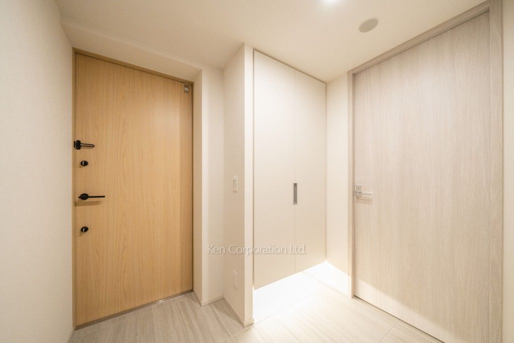 TAKANAWA GATEWAY CITY RESIDENCEの写真 玄関※画像は同タイプの1009号室（SPタイプ・スノーグレージュ）です。階数・カラータイプが異なる場合があります。 ※10階の同じ間取タイプを撮影。仕様が異なることがあります。