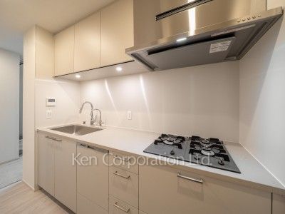 TAKANAWA GATEWAY CITY RESIDENCEの写真 キッチン※画像は同タイプの1008号室（SQタイプ・スノーグレージュ）です。階数・カラータイプが異なる場合があります。 ※10階の同じ間取タイプを撮影。仕様が異なることがあります。