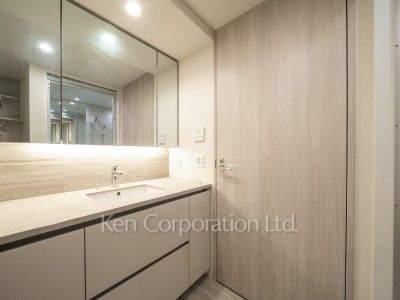 TAKANAWA GATEWAY CITY RESIDENCEの写真 パウダールーム※画像は同タイプの1008号室（SQタイプ・スノーグレージュ）です。階数・カラータイプが異なる場合があります。 ※10階の同じ間取タイプを撮影。仕様が異なることがあります。