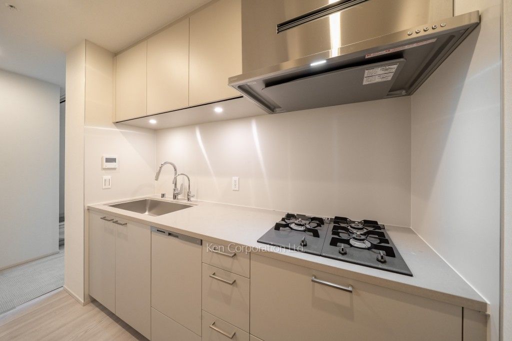 TAKANAWA GATEWAY CITY RESIDENCEの写真 キッチン※画像は同タイプの1008号室（SQタイプ・スノーグレージュ）です。階数・カラータイプが異なる場合があります。 ※10階の同じ間取タイプを撮影。仕様が異なることがあります。