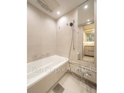 TAKANAWA GATEWAY CITY RESIDENCEの写真 バスルーム※画像は同タイプの1008号室（SQタイプ・スノーグレージュ）です。階数・カラータイプが異なる場合があります。 ※10階の同じ間取タイプを撮影。仕様が異なることがあります。