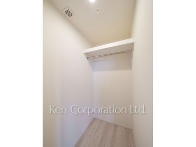 TAKANAWA GATEWAY CITY RESIDENCEの写真 ウォークインクローゼット※画像は同タイプの1007号室（SRタイプ・スノーグレージュ）です。階数・カラータイプが異なる場合があります。 ※10階の同じ間取タイプを撮影。仕様が異なることがあります。