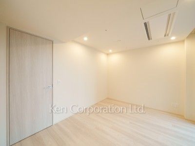 TAKANAWA GATEWAY CITY RESIDENCEの写真 マスターベッドルーム※画像は同タイプの1007号室（SRタイプ・スノーグレージュ）です。階数・カラータイプが異なる場合があります。 ※10階の同じ間取タイプを撮影。仕様が異なることがあります。