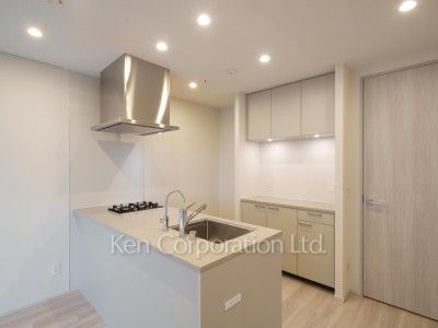 TAKANAWA GATEWAY CITY RESIDENCEの写真 キッチン※画像は同タイプの1007号室（SRタイプ・スノーグレージュ）です。階数・カラータイプが異なる場合があります。※画像では、冷蔵庫が未設置ですが、今後設置されます。 ※10階の同じ間取タイプを撮影。仕様が異なることがあります。