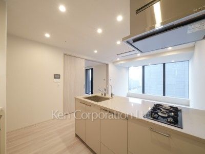 TAKANAWA GATEWAY CITY RESIDENCEの写真 キッチン※画像は同タイプの1007号室（SRタイプ・スノーグレージュ）です。階数・カラータイプが異なる場合があります。※画像では、冷蔵庫が未設置ですが、今後設置されます。 ※10階の同じ間取タイプを撮影。仕様が異なることがあります。