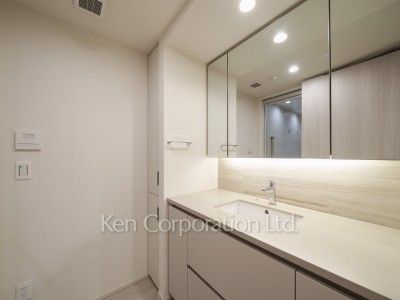 TAKANAWA GATEWAY CITY RESIDENCEの写真 パウダールーム※画像は同タイプの1007号室（SRタイプ・スノーグレージュ）です。階数・カラータイプが異なる場合があります。 ※10階の同じ間取タイプを撮影。仕様が異なることがあります。