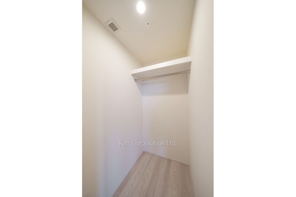 TAKANAWA GATEWAY CITY RESIDENCEの写真 ウォークインクローゼット※画像は同タイプの1007号室（SRタイプ・スノーグレージュ）です。階数・カラータイプが異なる場合があります。 ※10階の同じ間取タイプを撮影。仕様が異なることがあります。