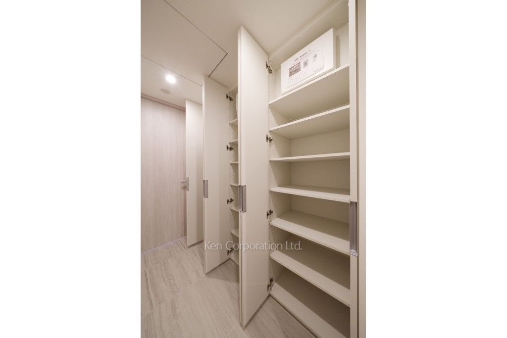 TAKANAWA GATEWAY CITY RESIDENCEの写真 クローゼット※画像は同タイプの1007号室（SRタイプ・スノーグレージュ）です。階数・カラータイプが異なる場合があります。 ※10階の同じ間取タイプを撮影。仕様が異なることがあります。