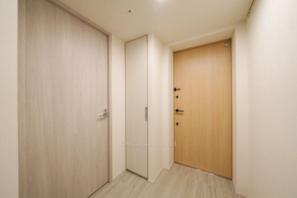 TAKANAWA GATEWAY CITY RESIDENCEの写真 玄関※画像は同タイプの1007号室（SRタイプ・スノーグレージュ）です。階数・カラータイプが異なる場合があります。 ※10階の同じ間取タイプを撮影。仕様が異なることがあります。