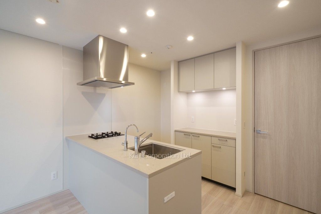 TAKANAWA GATEWAY CITY RESIDENCEの写真 キッチン※画像は同タイプの1007号室（SRタイプ・スノーグレージュ）です。階数・カラータイプが異なる場合があります。※画像では、冷蔵庫が未設置ですが、今後設置されます。 ※10階の同じ間取タイプを撮影。仕様が異なることがあります。