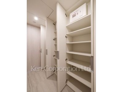 TAKANAWA GATEWAY CITY RESIDENCEの写真 クローゼット※画像は同タイプの1007号室（SRタイプ・スノーグレージュ）です。階数・カラータイプが異なる場合があります。 ※10階の同じ間取タイプを撮影。仕様が異なることがあります。