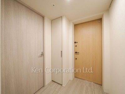 TAKANAWA GATEWAY CITY RESIDENCEの写真 玄関※画像は同タイプの1007号室（SRタイプ・スノーグレージュ）です。階数・カラータイプが異なる場合があります。 ※10階の同じ間取タイプを撮影。仕様が異なることがあります。