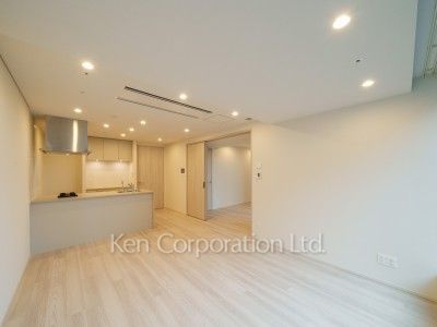 TAKANAWA GATEWAY CITY RESIDENCEの写真 リビングダイニングキッチン※画像は同タイプの1007号室（SRタイプ・スノーグレージュ）です。階数・カラータイプが異なる場合があります。 ※10階の同じ間取タイプを撮影。仕様が異なることがあります。