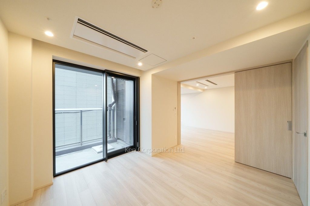 TAKANAWA GATEWAY CITY RESIDENCEの写真 マスターベッドルーム※画像は同タイプの1007号室（SRタイプ・スノーグレージュ）です。階数・カラータイプが異なる場合があります。 ※10階の同じ間取タイプを撮影。仕様が異なることがあります。