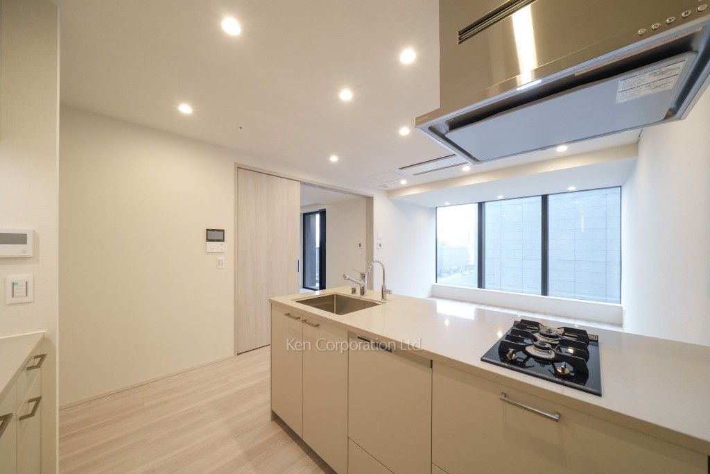 TAKANAWA GATEWAY CITY RESIDENCEの写真 キッチン※画像は同タイプの1007号室（SRタイプ・スノーグレージュ）です。階数・カラータイプが異なる場合があります。※画像では、冷蔵庫が未設置ですが、今後設置されます。 ※10階の同じ間取タイプを撮影。仕様が異なることがあります。