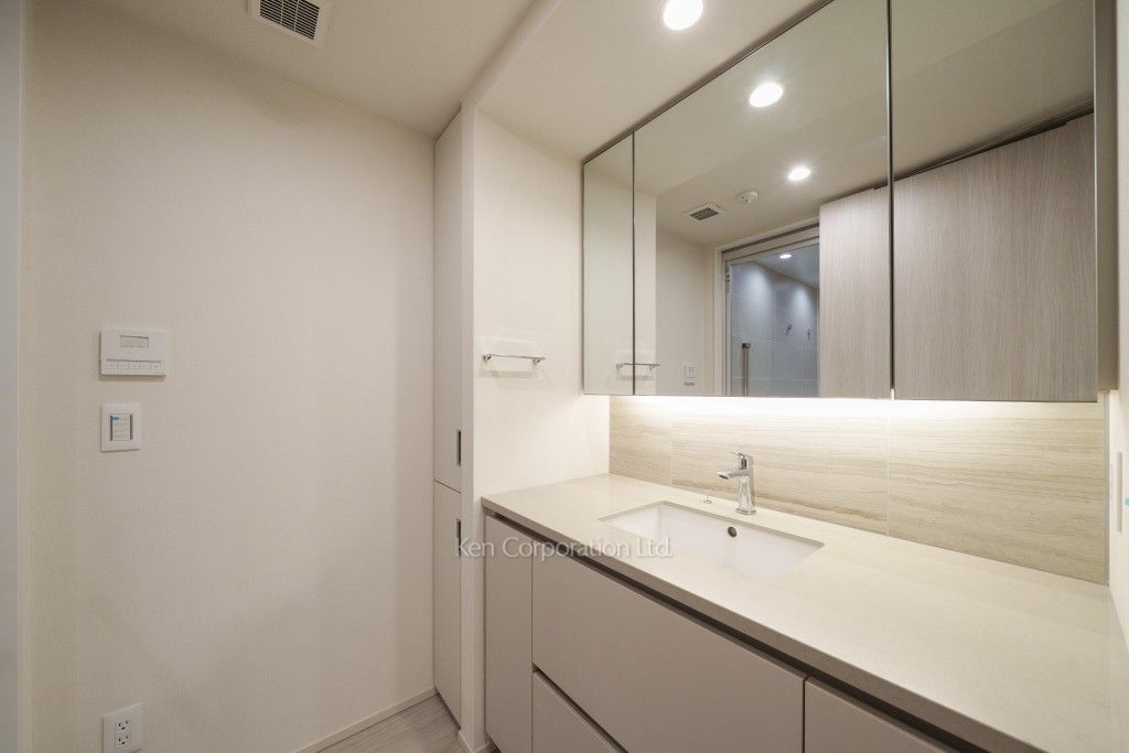 TAKANAWA GATEWAY CITY RESIDENCEの写真 パウダールーム※画像は同タイプの1007号室（SRタイプ・スノーグレージュ）です。階数・カラータイプが異なる場合があります。 ※10階の同じ間取タイプを撮影。仕様が異なることがあります。