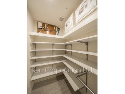 シューズインクローゼット※画像は同タイプの1006号室（SSタイプ・スノーグレージュ）です。階数・カラータイプが異なる場合があります。 ※10階の同じ間取タイプを撮影。仕様が異なることがあります。