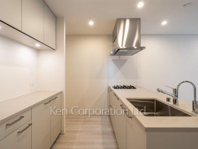 キッチン※画像は同タイプの1006号室（SSタイプ・スノーグレージュ）です。階数・カラータイプが異なる場合があります。※画像では、冷蔵庫が未設置ですが、今後設置されます。 ※10階の同じ間取タイプを撮影。仕様が異なることがあります。