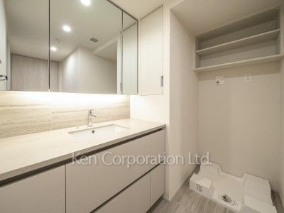 パウダールーム※画像は同タイプの1006号室（SSタイプ・スノーグレージュ）です。階数・カラータイプが異なる場合があります。※画像では、洗濯乾燥機が未設置ですが、今後設置されます。 ※10階の同じ間取タイプを撮影。仕様が異なることがあります。