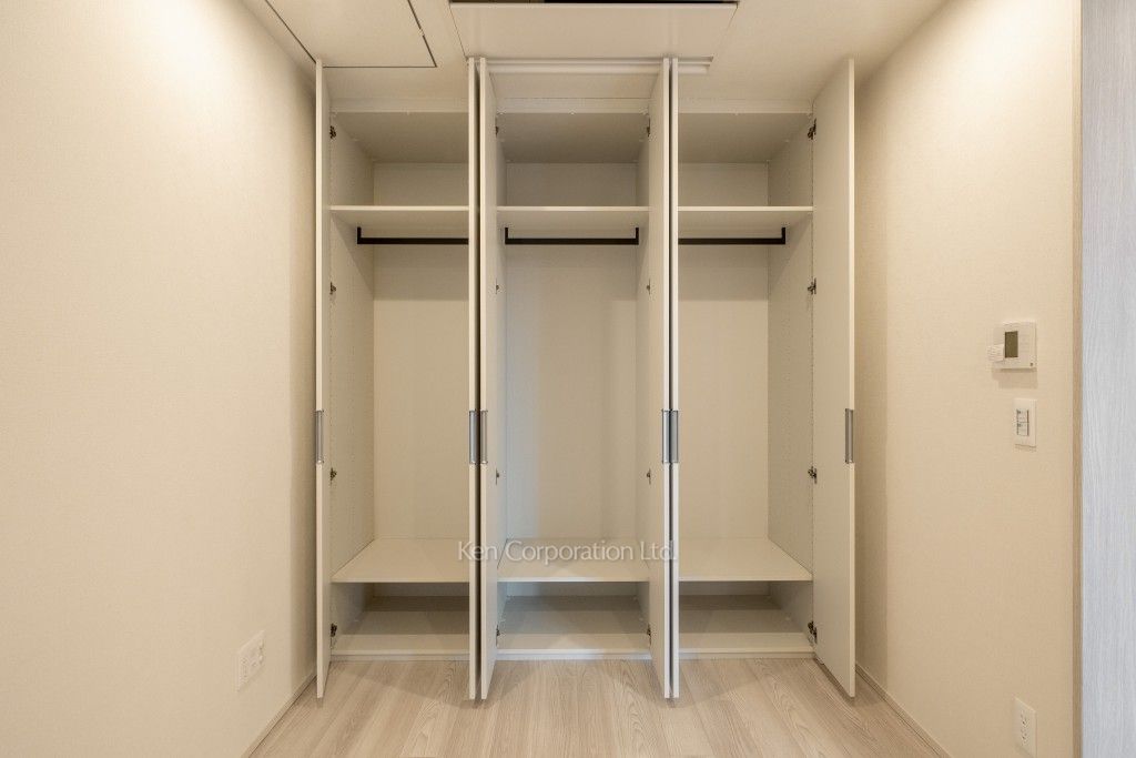 TAKANAWA GATEWAY CITY RESIDENCEの写真 クローゼット※画像は同タイプの1006号室（SSタイプ・スノーグレージュ）です。階数・カラータイプが異なる場合があります。 ※10階の同じ間取タイプを撮影。仕様が異なることがあります。