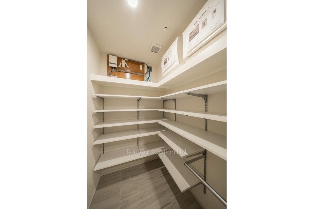 TAKANAWA GATEWAY CITY RESIDENCEの写真 シューズインクローゼット※画像は同タイプの1006号室（SSタイプ・スノーグレージュ）です。階数・カラータイプが異なる場合があります。 ※10階の同じ間取タイプを撮影。仕様が異なることがあります。