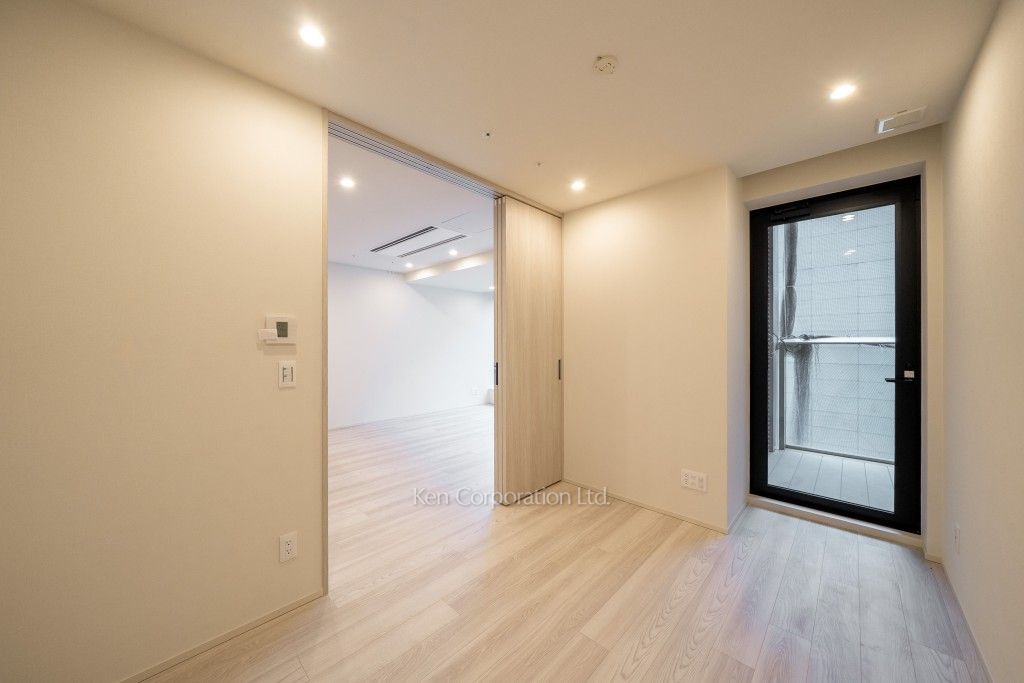 TAKANAWA GATEWAY CITY RESIDENCEの写真 マスターベッドルーム※画像は同タイプの1006号室（SSタイプ・スノーグレージュ）です。階数・カラータイプが異なる場合があります。 ※10階の同じ間取タイプを撮影。仕様が異なることがあります。