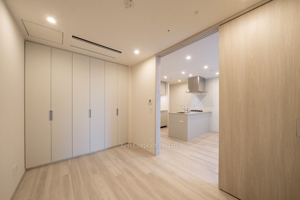 TAKANAWA GATEWAY CITY RESIDENCEの写真 マスターベッドルーム※画像は同タイプの1006号室（SSタイプ・スノーグレージュ）です。階数・カラータイプが異なる場合があります。 ※10階の同じ間取タイプを撮影。仕様が異なることがあります。