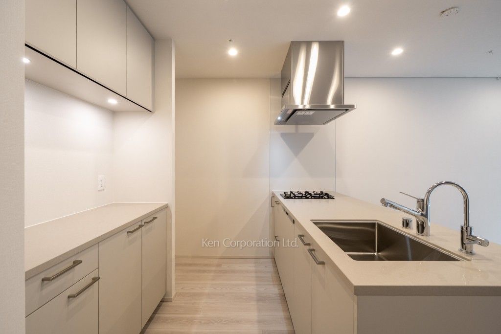 TAKANAWA GATEWAY CITY RESIDENCEの写真 キッチン※画像は同タイプの1006号室（SSタイプ・スノーグレージュ）です。階数・カラータイプが異なる場合があります。※画像では、冷蔵庫が未設置ですが、今後設置されます。 ※10階の同じ間取タイプを撮影。仕様が異なることがあります。