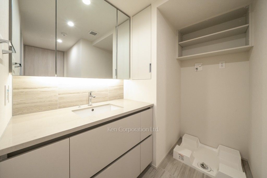 TAKANAWA GATEWAY CITY RESIDENCEの写真 パウダールーム※画像は同タイプの1006号室（SSタイプ・スノーグレージュ）です。階数・カラータイプが異なる場合があります。※画像では、洗濯乾燥機が未設置ですが、今後設置されます。 ※10階の同じ間取タイプを撮影。仕様が異なることがあります。