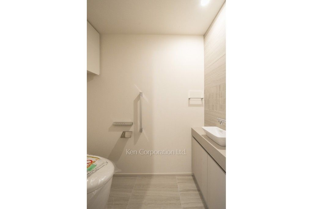 TAKANAWA GATEWAY CITY RESIDENCEの写真 トイレ※画像は同タイプの1006号室（SSタイプ・スノーグレージュ）です。階数・カラータイプが異なる場合があります。 ※10階の同じ間取タイプを撮影。仕様が異なることがあります。