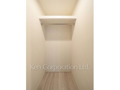 ウォークインクローゼット※画像は同タイプの1004号室（SUタイプ・スノーグレージュ）です。階数・カラータイプが異なる場合があります。 ※10階の同じ間取タイプを撮影。仕様が異なることがあります。