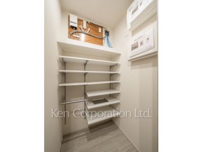 シューズインクローゼット※画像は同タイプの1004号室（SUタイプ・スノーグレージュ）です。階数・カラータイプが異なる場合があります。 ※10階の同じ間取タイプを撮影。仕様が異なることがあります。