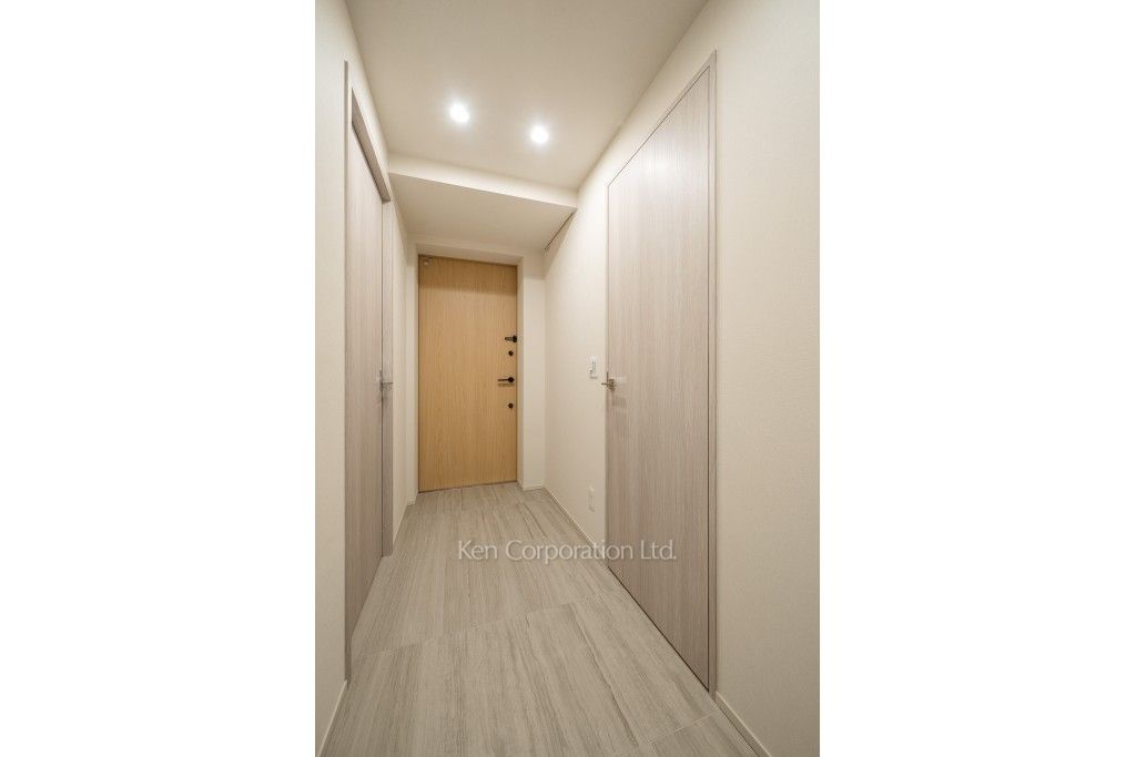 TAKANAWA GATEWAY CITY RESIDENCEの写真 玄関※画像は同タイプの1004号室（SUタイプ・スノーグレージュ）です。階数・カラータイプが異なる場合があります。 ※10階の同じ間取タイプを撮影。仕様が異なることがあります。