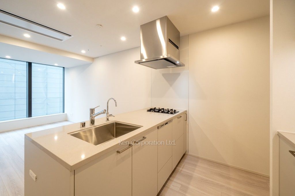 TAKANAWA GATEWAY CITY RESIDENCEの写真 キッチン※画像は同タイプの1004号室（SUタイプ・スノーグレージュ）です。階数・カラータイプが異なる場合があります。 ※10階の同じ間取タイプを撮影。仕様が異なることがあります。