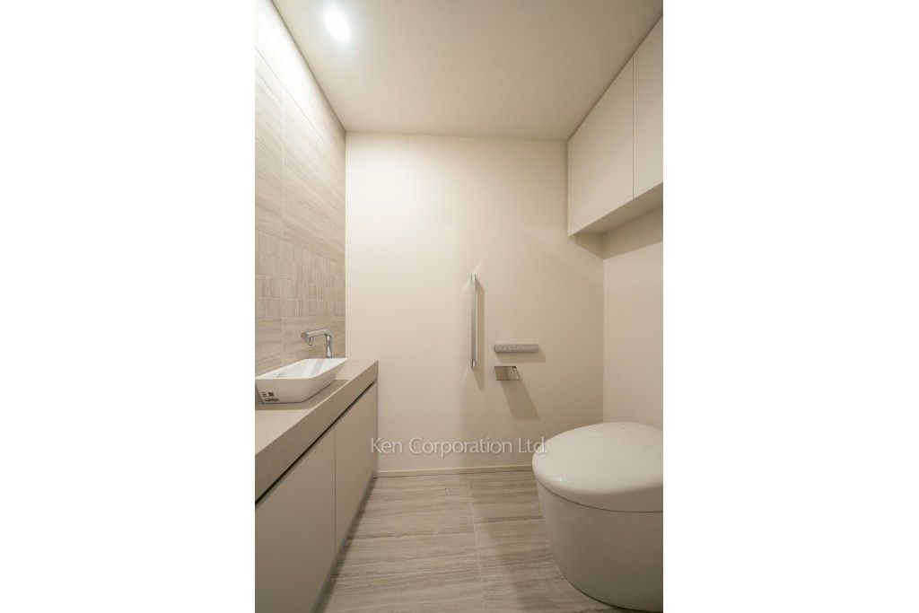 TAKANAWA GATEWAY CITY RESIDENCEの写真 トイレ※画像は同タイプの1004号室（SUタイプ・スノーグレージュ）です。階数・カラータイプが異なる場合があります。 ※10階の同じ間取タイプを撮影。仕様が異なることがあります。