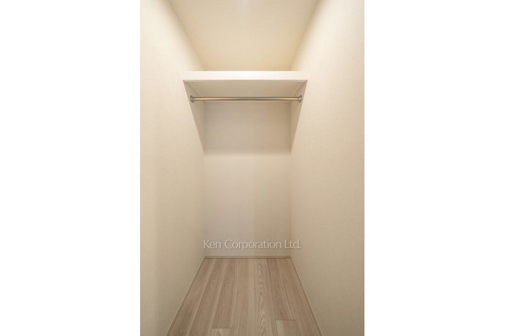 TAKANAWA GATEWAY CITY RESIDENCEの写真 ウォークインクローゼット※画像は同タイプの1004号室（SUタイプ・スノーグレージュ）です。階数・カラータイプが異なる場合があります。 ※10階の同じ間取タイプを撮影。仕様が異なることがあります。