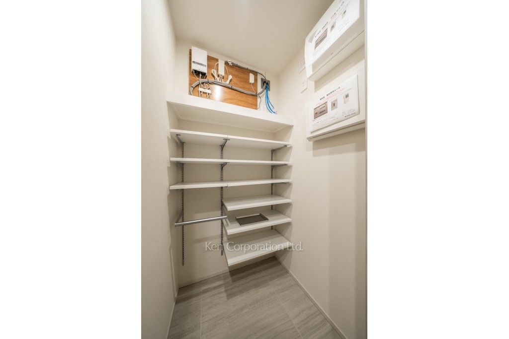 TAKANAWA GATEWAY CITY RESIDENCEの写真 シューズインクローゼット※画像は同タイプの1004号室（SUタイプ・スノーグレージュ）です。階数・カラータイプが異なる場合があります。 ※10階の同じ間取タイプを撮影。仕様が異なることがあります。