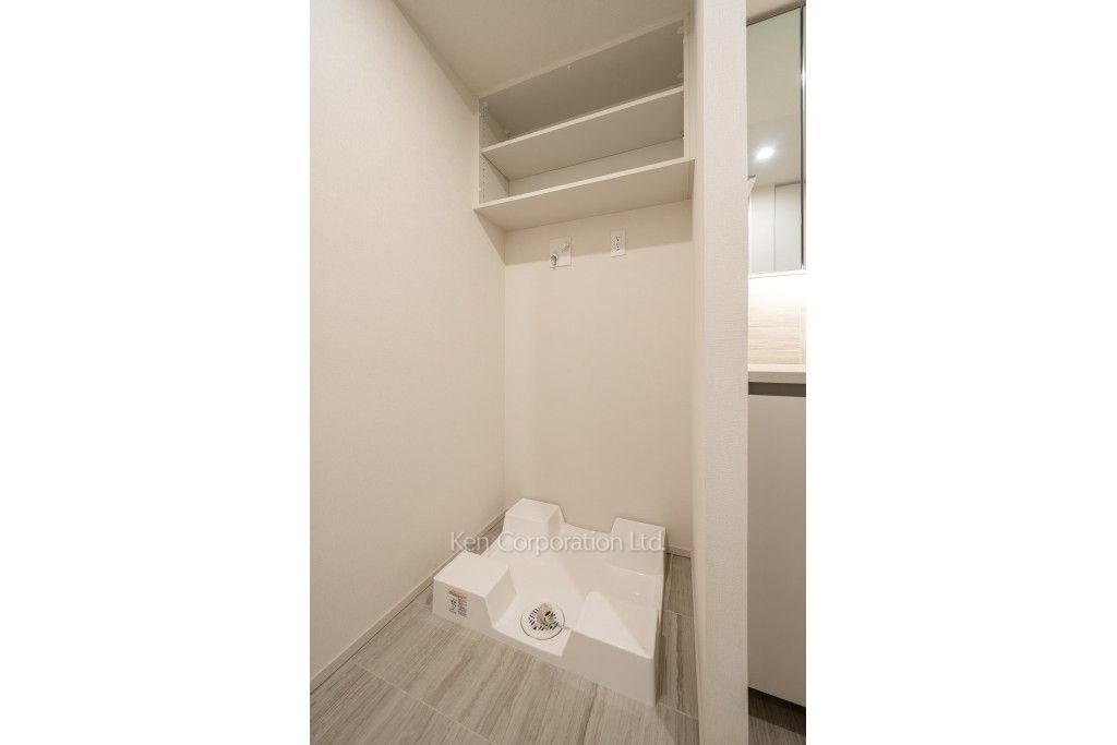 TAKANAWA GATEWAY CITY RESIDENCEの写真 洗濯機置き場※画像は同タイプの1004号室（SUタイプ・スノーグレージュ）です。階数・カラータイプが異なる場合があります。 ※10階の同じ間取タイプを撮影。仕様が異なることがあります。