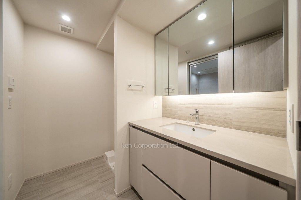 TAKANAWA GATEWAY CITY RESIDENCEの写真 パウダールーム※画像は同タイプの1004号室（SUタイプ・スノーグレージュ）です。階数・カラータイプが異なる場合があります。 ※10階の同じ間取タイプを撮影。仕様が異なることがあります。