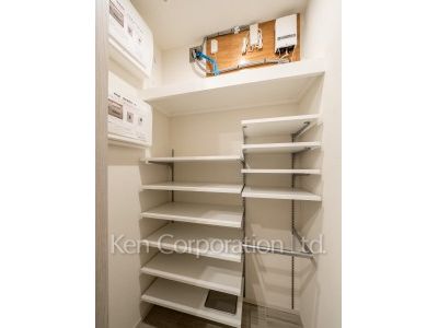 シューズインクローゼット※画像は同タイプの1003号室（SVタイプ・スノーグレージュ）です。階数・カラータイプが異なる場合があります。 ※10階の同じ間取タイプを撮影。仕様が異なることがあります。