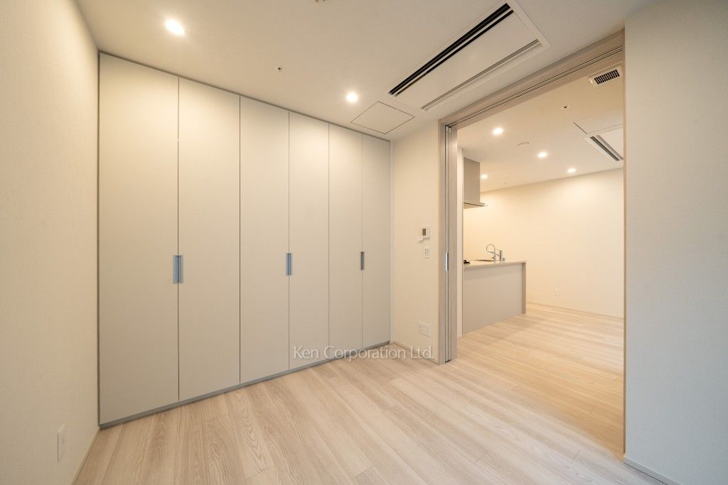 TAKANAWA GATEWAY CITY RESIDENCEの写真 マスターベッドルーム※画像は同タイプの1003号室（SVタイプ・スノーグレージュ）です。階数・カラータイプが異なる場合があります。 ※10階の同じ間取タイプを撮影。仕様が異なることがあります。