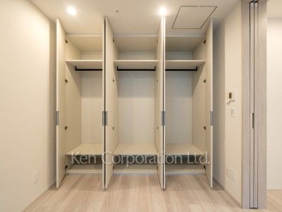 TAKANAWA GATEWAY CITY RESIDENCEの写真 クローゼット※画像は同タイプの1003号室（SVタイプ・スノーグレージュ）です。階数・カラータイプが異なる場合があります。 ※10階の同じ間取タイプを撮影。仕様が異なることがあります。