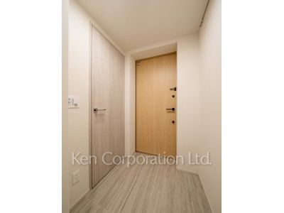 TAKANAWA GATEWAY CITY RESIDENCEの写真 玄関※画像は同タイプの1003号室（SVタイプ・スノーグレージュ）です。階数・カラータイプが異なる場合があります。 ※10階の同じ間取タイプを撮影。仕様が異なることがあります。