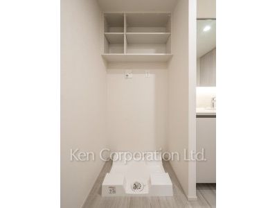 TAKANAWA GATEWAY CITY RESIDENCEの写真 洗濯機置き場※画像は同タイプの1003号室（SVタイプ・スノーグレージュ）です。階数・カラータイプが異なる場合があります。 ※10階の同じ間取タイプを撮影。仕様が異なることがあります。