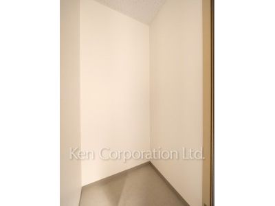 TAKANAWA GATEWAY CITY RESIDENCEの写真 デリバリートランクルーム※画像は同タイプの1003号室（SVタイプ・スノーグレージュ）です。階数・カラータイプが異なる場合があります。 ※10階の同じ間取タイプを撮影。仕様が異なることがあります。